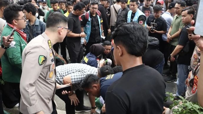 Tim medis Polda Metro Jaya mengevakuasi seorang mahasiswa berinisial AF (21) yang pingsan saat mengikuti aksi penyampaian pendapat di kawasan Dukuh Atas, Jalan MH Thamrin, Jakarta Pusat, Selasa, 18 Agustus 2026.