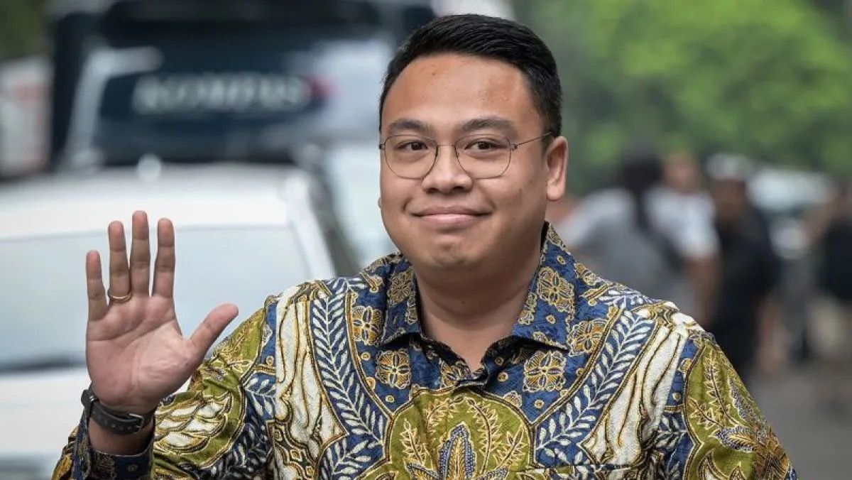 Wamenkomdigi Angga Raka menyapa wartawan setibanya di kediaman Presiden Terpilih Prabowo Subianto di Jalan Kertanegara, Jakarta Selatan, Selasa (15/10/2024).  <b>(Antara)</b>