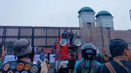 Ojol Nekat Hujan-hujanan untuk Sampaikan Aspirasi di Depan DPR