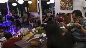 Direktur Pengembangan dan Fasilitasi Kekayaan Intelektual Kemenekraf, Muhammad Fauzy, menegaskan bahwa pihaknya memberikan kemudahan bagi pemilik usaha seperti kafe atau tempat umum dalam mengurus perizinan pemutaran lagu-lagu komersial di lokasi usa