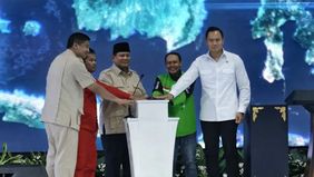 Presiden RI Prabowo Subianto meresmikan akad massal 26 ribu rumah subsidi Kredit Pemilikan Rumah (KPR) Sejahtera FLPP sekaligus menyerahkan kunci rumah secara simbolis kepada masyarakat berpenghasilan rendah di Perumahan Pesona Kahuripan 10, Cileungs
