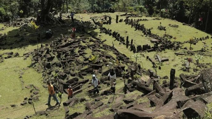 Arsip foto - Sejumlah pengunjung melintas di antara bebatuan di situs Gunung Padang, Campaka, Kabupaten Cianjur, Jawa Barat, Minggu (7/7/2024). Situs megalitik berbentuk punden berundak yang ditemukan pada tahun 1914 tersebut menjadi salah satu objek wisata andalan di Cianjur yang menarik bagi wisatawan dan peneliti sejarah. Selasa, 5 Agustus 2025.