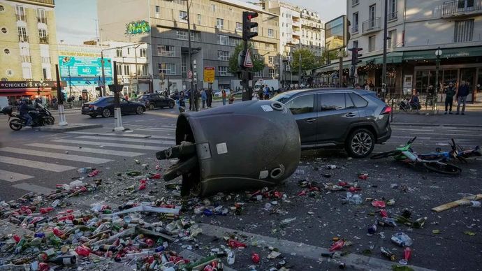 Jalanan diblokade dengan tong sampah saat terjadi aksi unjuk rasa di Paris, Prancis, Rabu, 10 September 2025. Aksi tersebut merupakan bagian dari gerakan protes 
