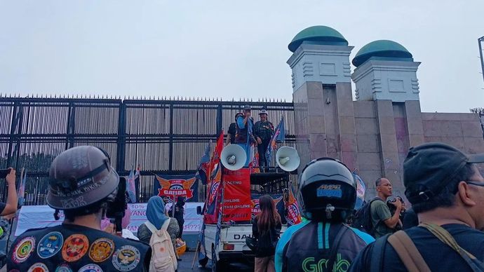 Orator dari pengemudi ojek daring (online/ojol) saat menggelar aksi di depan Gedung DPR/MPR Jakarta, Rabu, 17 September 2025.