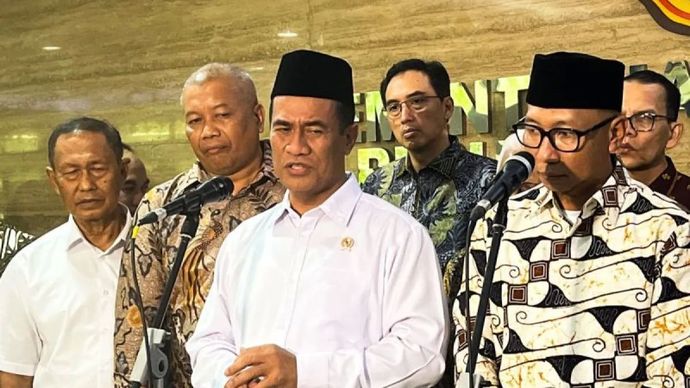 Menteri Pertanian Andi Amran Sulaiman (kedua kanan), Gubernur Lampung Rahmat Mirzani Djausal (kanan) dalam jumpa pers seusai rapat koordinasi dengan Pemprov Lampung dan sejumlah asosiasi petani singkong dan tebu di Kantor Kementerian Pertanian Jakart