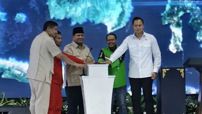 Presiden RI Prabowo Subianto (tiga kiri) menekan sirene meresmikan akad massal 26 ribu Kredit Pemilikan Rumah (KPR) Sejahtera Fasilitas Likuiditas Pembiayaan Perumahan (FLPP) sekaligus serah terima kunci di Perumahan Pesona Kahuripan 10, Cileungsi, Bogor, Jawa Barat, Senin, 29 September 2025.