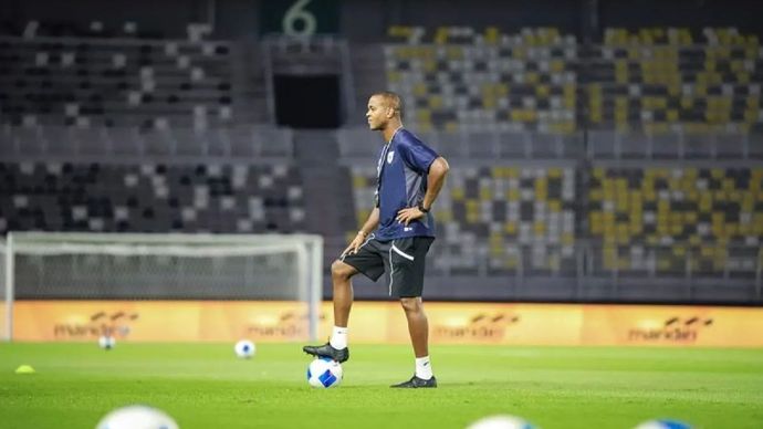 Arsip Foto - Pelatih Timnas Indonesia Patrick Kluivert memimpin sesi latihan resmi jelang pertandingan Fifa Matchday di Stadion Gelora Bung Tomo, Surabaya, Jawa Timur, Kamis (4/9/2025).