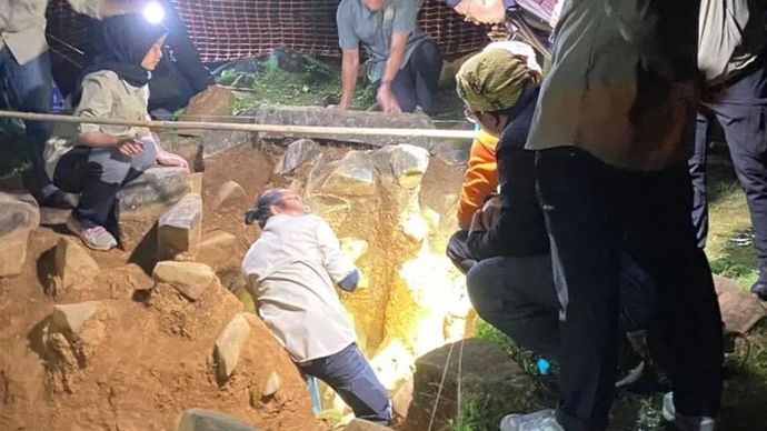 Tim peneliti tengah melakukan pemugaran di teras Situs Megalitikum Gunung Padang di Kecamatan Campaka, Kabupaten Cianjur, Jawa Barat, guna menemukan fakta baru memastikan usia situs tertua di dunia itu.