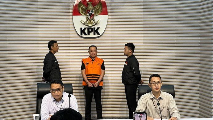 Pelaksana Tugas Deputi Penindakan dan Eksekusi Komisi Pemberantasan Korupsi Asep Guntur Rahayu (kiri depan) bersama Juru Bicara KPK Budi Prasetyo (kanan depan) saat menunjukkan Direktur Utama PT Wahana Adyawarna Menas Erwin Djohansyah sebagai tersangka kasus dugaan suap pengurusan perkara di Mahkamah Agung, di Gedung Merah Putih KPK, Jakarta, Kamis (25/9/2025). 