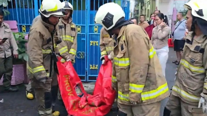 Petugas mengevakuasi jenazah korban kebakaran rumah di Jalan Rambutan Timur VI, Tanjung Duren, Grogol Petamburan, Jakarta Barat, Jumat (17/4/2026). ANTARA/Risky Syukur.