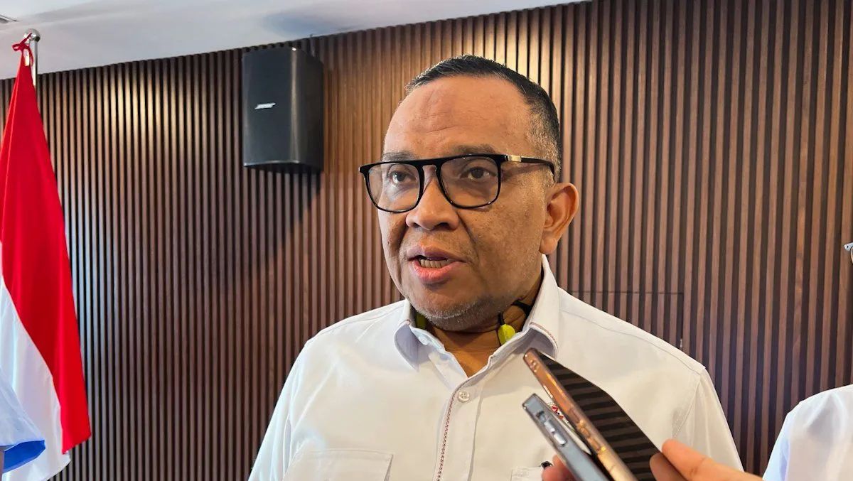 Wakil Menteri Ketenagakerjaan (Wamenaker) Afriansyah Noor menjawab pertanyaan awak media ditemui seusia menghadiri Rapat Koordinasi Tingkat Menteri terkait Implementasi Rencana Aksi Nasional Penanganan Kendaraan Lebih Dimensi dan Lebih Muatan atau OD <b>(ANTARA)</b>