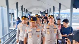Polda Jatim Kerahkan Helikopter dan Kapal Polairud Cari Korban KMP Tunu di Selat Bali