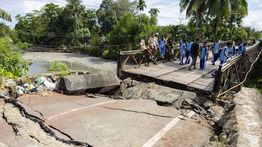 Jembatan Siriwini di Nabire Ambles Akibat Gempa Magnitudo 6,6