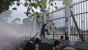 Petugas akhirnya mengambil tindakan dengan menyemprotkan air bertekanan tinggi (water cannon) kepada para demonstran yang menolak Rancangan Undang-Undang tentang Perubahan atas Undang-Undang Nomor 34 Tahun 2004 tentang Tentara Nasional Indonesia (RUU