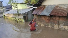 Pemerintah Kota Mataram, Nusa Tenggara Barat (NTB), melaporkan bahwa sebanyak 6.700 kepala keluarga atau sekitar 30.000 jiwa terdampak banjir besar yang melanda wilayah tersebut pada Minggu malam, 6 Juli 2025. 