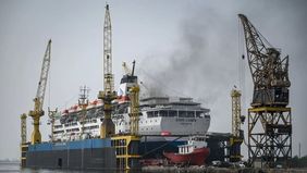 Di galangan kapal PT Dok & Perkapalan Kodja Bahari (DKB) Tanjung Priok, Jakarta Utara, kapal penumpang KM Dorolonda milik PT Pelayaran Nasional Indonesia (Pelni) terbakar saat menjalani perawatan tahunan.