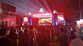 Ribuan warga yang memadati kawasan Taman Mini Indonesia Indah (TMII), Jakarta Timur, menikmati rangkaian hiburan musik dalam menyambut pergantian Tahun Baru 2026. 