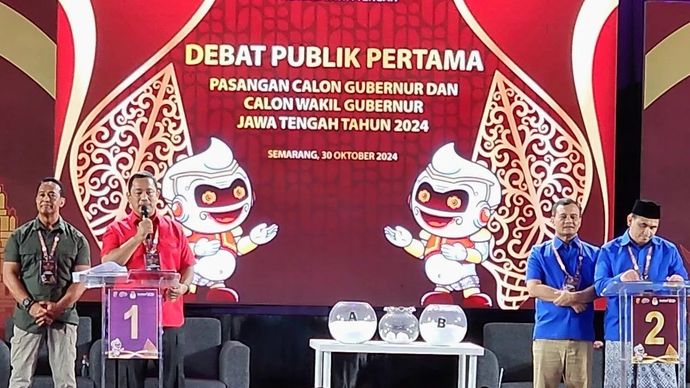 Pasangan Andika Perkasa-Hendrar Prihadi dan pasangan Ahmad Luthfi-Taj Yasin Maimoen saat debat perdana Pilkada Jateng 2024 di Semarang, Rabu (30/10/2024).