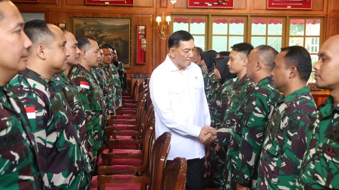 Menteri Pertahanan (Menhan) RI Sjafrie Sjamsoeddin di Kantor Kementerian Pertahanan RI, Jakarta, Jumat (13/12/2024) menyalami satu per satu 25 dokter-dokter tenaga kesehatan TNI yang melanjutkan misi kemanusiaan membantu rakyat Palestina dari Gaza di RS terapung milik Uni Emirat Arab di El Arish, Mesir.