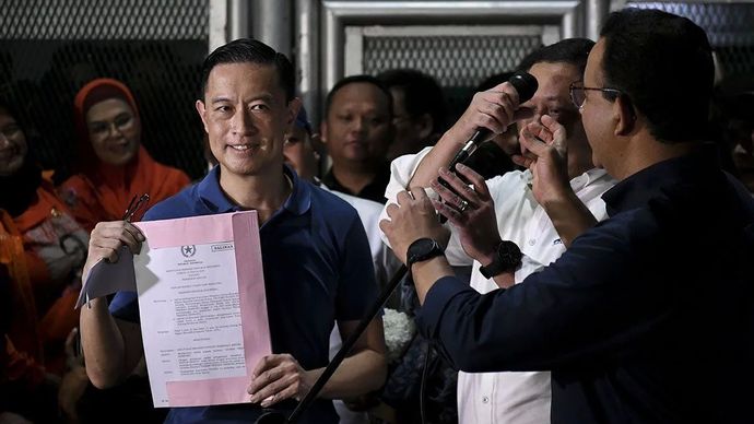Mantan Menteri Perdagangan Thomas Trikasih Lembong atau Tom Lembong menunjukan berkas Keppres saat keluar dari Rutan Cipinang, Jakarta, Jumat (1/8/2025). Tom Lembong bebas dari proses hukum yang sedang ia jalani setelah mendapatkan abolisi dari Presiden Prabowo Subianto. Senin, 4 Agustus 2025.