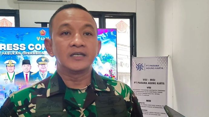 Kepala Dinas Penerangan TNI AD Brigadir Jenderal TNI Wahyu Yudhayana memberikan keterangan di Pusdiklatpassus Batujajar, Bandung Barat, Jumat, 8 Agustus 2025.