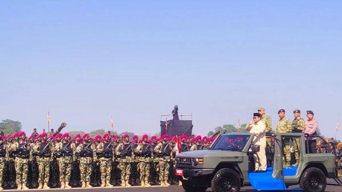 Presiden Prabowo Subianto meninjau pasukan dalam Upacara Gelar Pasukan Operasional dan Kehormatan Militer di Pusdiklatpassus Batujajar, Bandung Barat, Minggu, 10 Agustus 2025.