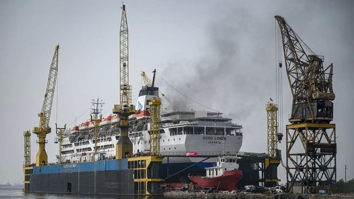 Asap keluar dari Kapal Dorolonda yang terbakar di Dock Koja Bahari, Pelabuhan Tanjung Priok, Jakarta, Senin, 11 Agustus 2025. Kapal penumpang milik PT Pelayaran Nasional Indonesia (PT Pelni) tersebut terbakar saat sedang menjalani perawatan rutin dan saat ini masih dalam penyelidikan pihak berwajib.
