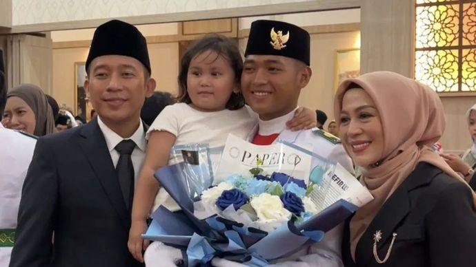 Anggota DPR RI Komisi X sekaligus komedian Denny Cagur (kiri) dan istri bersama putranya Fabian Muhammad Yahva dikukuhkan sebagai anggota Pasukan Pengibar Bendera Pusaka (Paskibraka) Provinsi Banten di Aula Pendopo Gubernur Banten, Kota Serang, Banten, Kamis, 14 Agustus 2025.