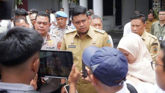 Gubernur Sumatera Utara Bobby Nasution (tengah) didampingi unsur Forkopimda Sumut ketika diwawancarai media di Kantor DPRD Sumut, di Medan.