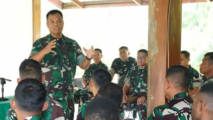 Wakil Kepala Staf Angkatan Darat Letjen TNI Tandyo Budi Revita ketika mengunjungi siswa tamtama di Depo Pendidikan dan Latihan Tempur (Dodiklatpur) Rindam Jaya, Gunung Bunder, Bogor, Jawa Barat, Kamis, 9 April 2024.