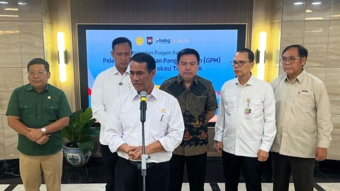 Menteri Pertanian Andi Amran Sulaiman (ketiga kiri) didampingi Kepala Bapanas Arief Prasetyo Adi (kiri), Direktur Utama Bulog Ahmad Rizal Ramdhani (kedua kiri) dan pejabat lainya dalam jumpa pers di Kantor Perum Bulog Jakarta, Selasa, 2 September 2025.