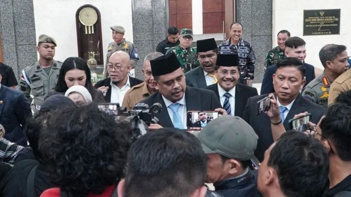 Gubernur Sumatera Utara Bobby Nasution (tengah) menjawab pertanyaan media usai menghadiri rapat paripurna DPRD Sumut, Jalan Imam Bonjol Medan, Senin, 29 September 2025.