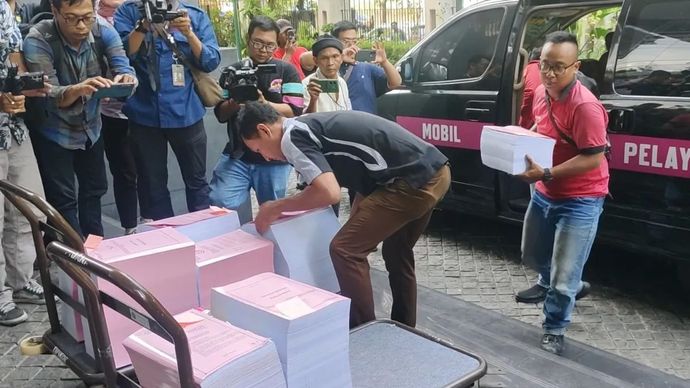Personel Kejaksaan Negeri Jakarta Pusat memindahkan berkas sembilan terdakwa kasus dugaan korupsi dalam tata kelola minyak mentah dan produk kilang pada PT Pertamina Subholding dan Kontraktor Kontrak Kerja Sama (KKKS) pada tahun 2018-2023 di Pengadil