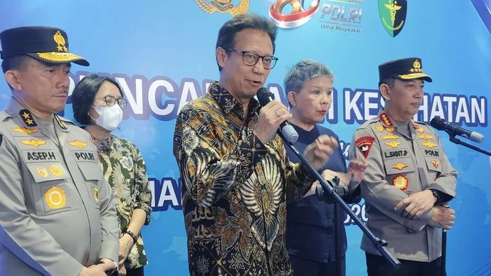 Menteri Kesehatan (Menkes) Budi Gunadi Sadikin (tengah) memberikan keterangan pers di kawasan Jakarta Selatan, Selasa, 23 Juni 2026
