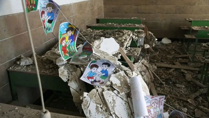 Puing-puing reruntuhan ruang kelas yang hancur setelah serangan Amerika Serikat-Israel ke Sekolah Shahid Mahallati di Teheran, Iran, Selasa, 3 Maret 2026.