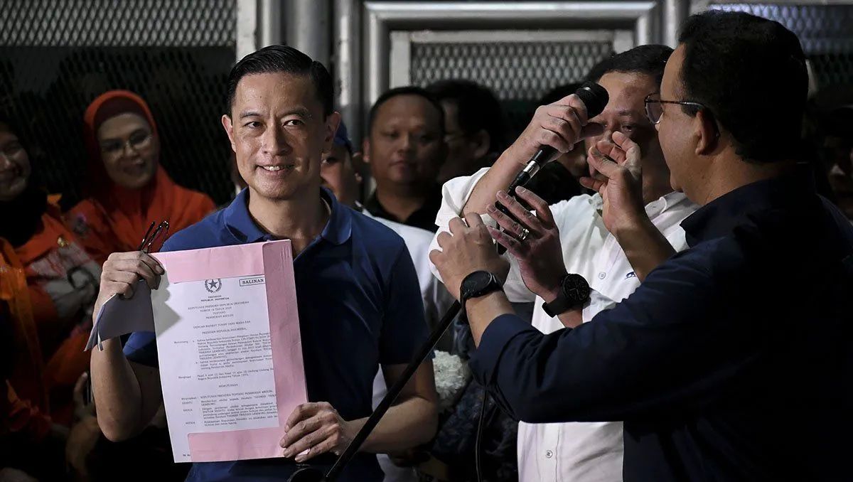 Mantan Menteri Perdagangan Thomas Trikasih Lembong atau Tom Lembong menunjukan berkas Keppres saat keluar dari Rutan Cipinang, Jakarta, Jumat (1/8/2025). Tom Lembong bebas dari proses hukum yang sedang ia jalani setelah mendapatkan abolisi dari Presi <b>(Antara)</b>