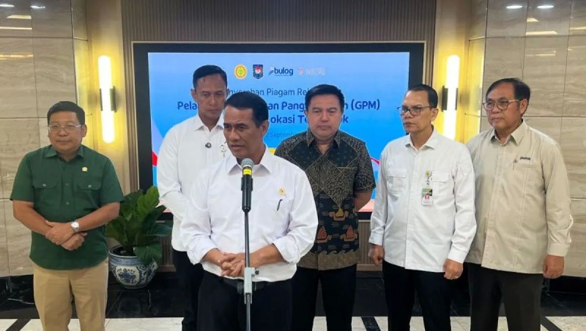 Menteri Pertanian Andi Amran Sulaiman (ketiga kiri) didampingi Kepala Bapanas Arief Prasetyo Adi (kiri), Direktur Utama Bulog Ahmad Rizal Ramdhani (kedua kiri) dan pejabat lainya dalam jumpa pers di Kantor Perum Bulog Jakarta, Selasa, 2 September 202 <b>(ANTARA)</b>
