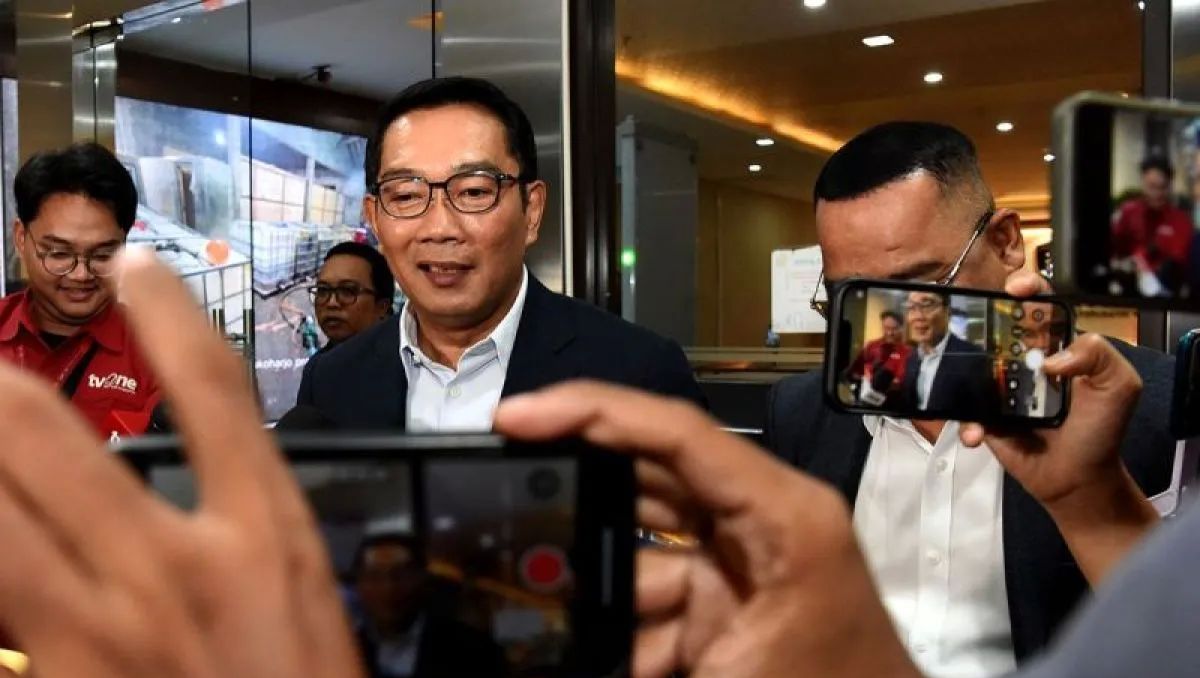 Arsip foto - Mantan Gubernur Jawa Barat Ridwan Kamil (tengah) menjawab pertanyaan wartawan usai menjalani pemeriksaan di Direktorat Tindak Pidana Siber Bareskrim Polri, Jakarta, Kamis, 28 Agustus 2025. <b>(ANTARA)</b>