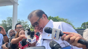 Menteri Koordinator Bidang Perekonomian Airlangga Hartarto menanggapi pelemahan nilai tukar rupiah yang terjadi pada penutupan perdagangan Selasa sore, 7 April 2026.