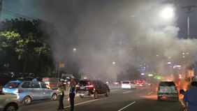 Direktorat Lalu Lintas Polda Metro Jaya memaparkan kronologi insiden kebakaran satu unit mobil yang terjadi di ruas tol sebelum Gerbang Tol Semanggi 1 arah Kuningan, Jakarta Selatan, pada Selasa sore, 28 April 2026, sekitar pukul 18.41 WIB.