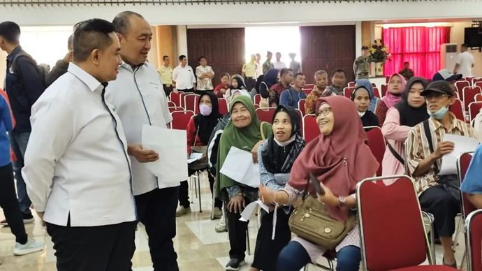 Dewan Pengawasan BPJS Ketenagakerjaan saat berdialog dengan eks-pekerja Sritex di Kabupaten Sukoharjo Jawa Tengah, Senin (10/3/2025).