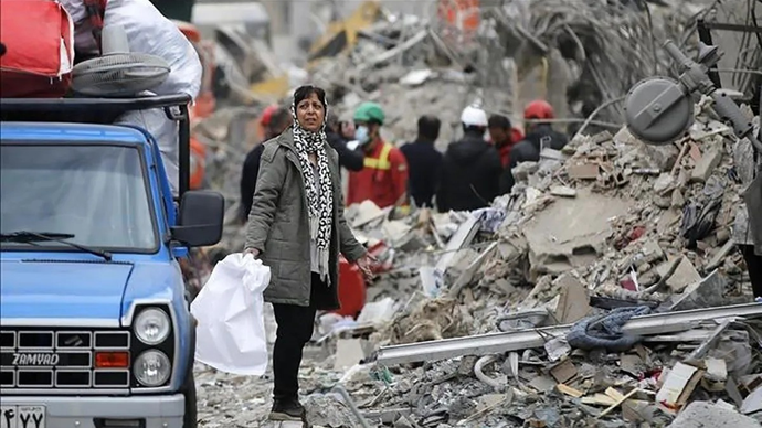 Arsip foto - Seorang wanita berjalan di antara reruntuhan dekat Lapangan Risalat setelah serangan Israel dan AS menyebabkan kerusakan parah di Teheran timur, Iran pada 12 Maret 2026. Setidaknya 40 orang dilaporkan tewas dalam serangan tersebut. ANTARA/Fatemeh Bahrami/Anadolu/pri.