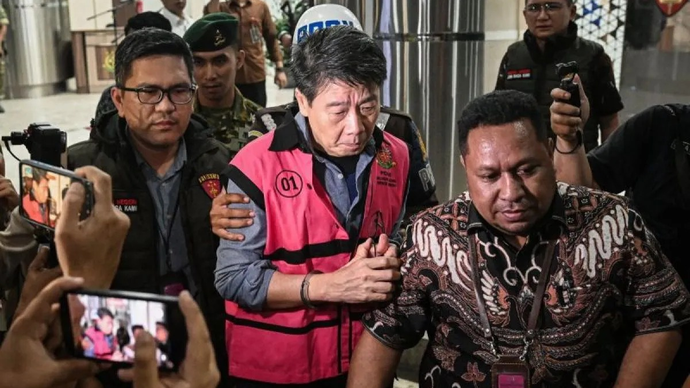 Pemilik PT Asmin Koalindo Tuhup (AKT) Samin Tan (tengah) berjalan menuju mobil tahanan usai menjalani pemeriksaan di Kejaksaan Agung, Jakarta, Sabtu (28/3/2026). Kejaksaan Agung menetapkan pemilik PT Asmin Koalindo Tuhup (AKT), Samin Tan sebagai tersangka kasus dugaan tindak pidana korupsi penyimpangan dalam pengelolaan pertambangan batu bara di Kabupaten Murung Raya, Kalimantan Tengah karena tetap melakukan penambangan dan penjualan hasil tambang meskipun izin telah dicabut sejak 2017. ANTARA FOTO/Sulthony Hasanuddin/wpa