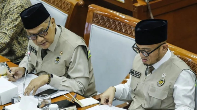 Menteri Haji dan Umrah Mochamad Irfan Yusuf (kiri) bersama Wakil Menteri Haji dan Umrah Dahnil Anzar Simanjuntak (kanan) menyampaikan paparan saat rapat kerja dengan Komisi VIII DPR di Kompleks Parlemen, Senayan, Jakarta, Selasa (14/4/2026). ANTARA FOTO/Asprilla Dwi Adha/kye