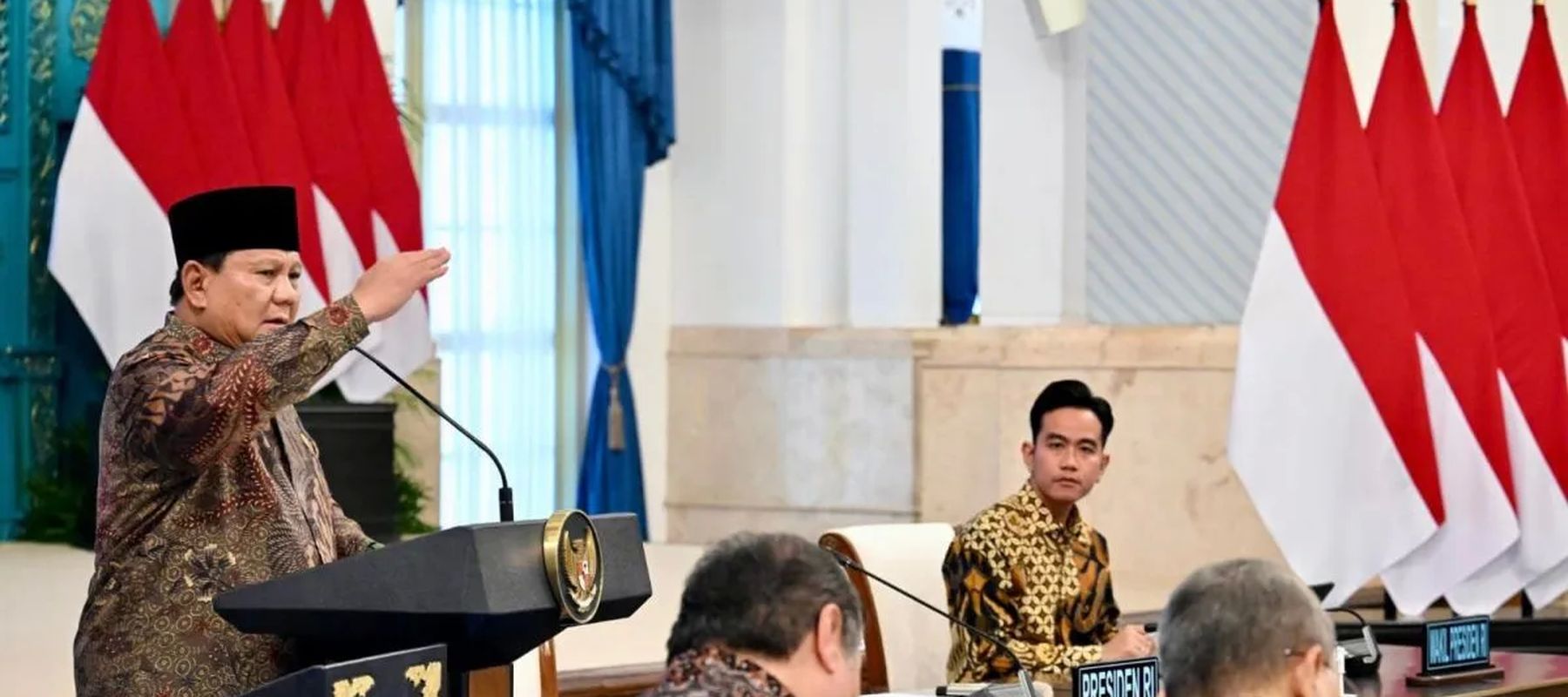 Presiden Prabowo Subianto memberikan pengantar Sidang Kabinet Paripurna pada satu tahun pemerintahan di Istana Negara, Jakarta, Senin (20/10/2025).