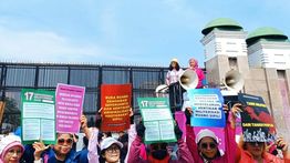 Aliansi Perempuan Indonesia Gelar Aksi Tolak Tindakan Represif di Depan Gedung DPR