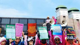 Puluhan massa dari Aliansi Perempuan Indonesia menggelar unjuk rasa di depan Gedung DPR/MPR Jakarta, Rabu, untuk menyampaikan kegelisahan mereka terhadap kebijakan pemerintah sekaligus mengecam tindakan represif aparat dalam pengamanan aksi.