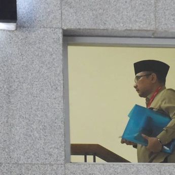 KPK Sita Dokumen dan Barang Elektronik dari Rumah Yaqut Cholil