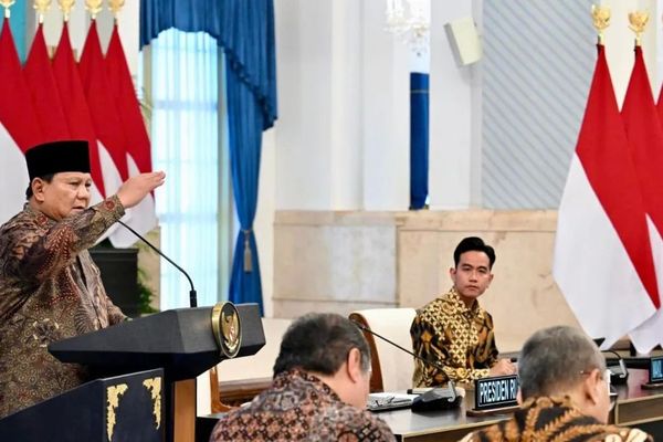 Presiden Prabowo Subianto memberikan pengantar Sidang Kabinet Paripurna pada satu tahun pemerintahan di Istana Negara, Jakarta, Senin (20/10/2025).