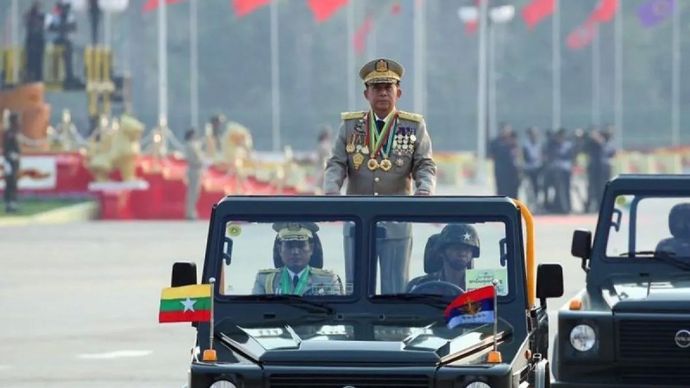 Pemimpin junta Myanmar, Jenderal Senior Min Aung Hlaing saat menghadiri parade militer memperingati 78 tahun angkatan bersenjata Myanmar di Naypyidaw, Myanmar, Kamis, 31 Juli 2025.